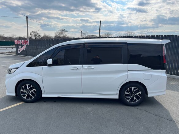 2017 Honda Stepwgn Spada V Рестайлинг, белый, 1855000 рублей - вид 2