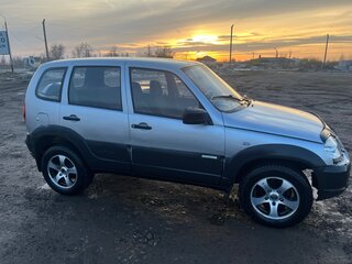 2012 Chevrolet Niva I Рестайлинг, серебристый, 220000 рублей, вид 3