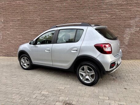 2020 Renault Sandero Stepway II Рестайлинг, серебристый, 1307000 рублей, вид 4