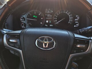 2015 Toyota Land Cruiser 200 Series Рестайлинг 2, белый, 6200000 рублей, вид 3