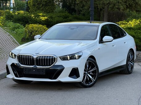 2024 BMW 5 серии 530i xDrive VIII (G60/G61/G68), белый, 8190000 рублей, вид 1