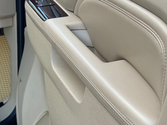 2010 Cadillac Escalade III, серый, 2000000 рублей - вид 15