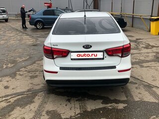 2016 Kia Rio III Рестайлинг, белый, 780000 рублей, вид 4