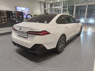 2025 BMW 5 серии 523d xDrive VIII (G60/G61/G68), белый, 9650000 рублей, вид 5
