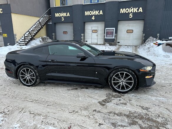 2021 Ford Mustang VI Рестайлинг, чёрный, 1999000 рублей - вид 5
