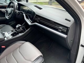 2021 Volkswagen Touareg III, белый, 7000000 рублей, вид 3