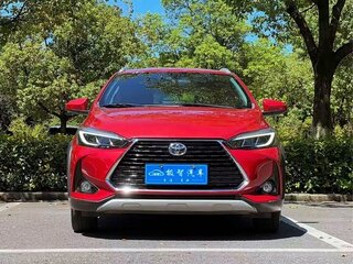 2022 Toyota Yaris IV, красный, 1230555 рублей, вид 2