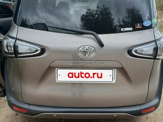 2021 Toyota Sienta II Рестайлинг, серый, 1700000 рублей, вид 4