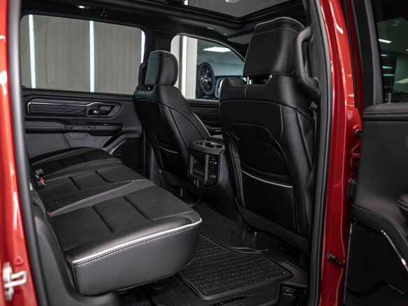 2026 Ram 1500 Crew Cab V Рестайлинг, красный - вид 21
