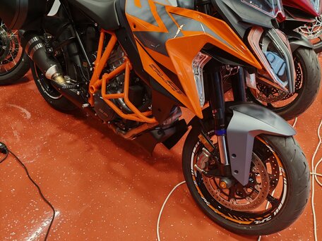 2023 KTM 1290 Super Duke GT, оранжевый, 1600000 рублей, вид 2