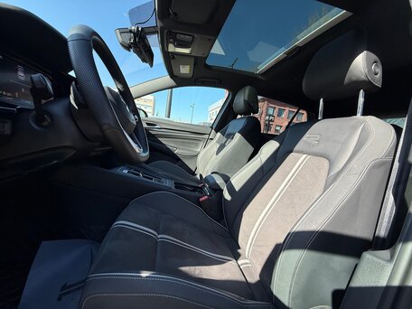 2023 Volkswagen Golf VIII, серебристый, 2150000 рублей, вид 5