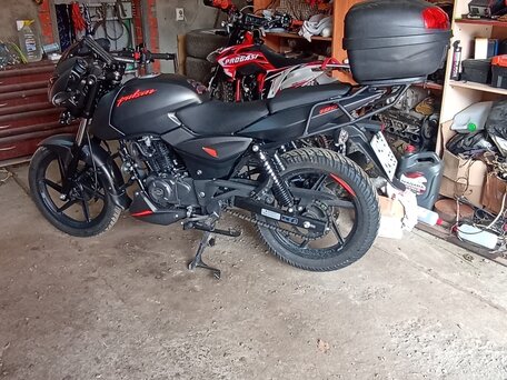 2021 Bajaj Pulsar 180, чёрный, 170000 рублей, вид 3