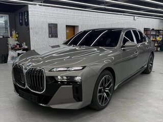 2025 BMW 7 серии 740i xDrive VII (G70), серый, 16500000 рублей, вид 3