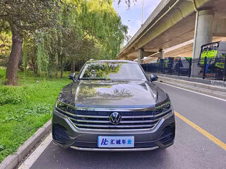 2023 Volkswagen Touareg III, серый, 5845000 рублей, вид 2