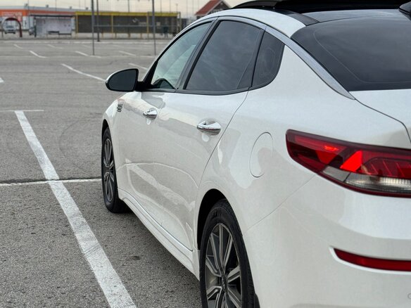2019 Kia Optima IV Рестайлинг, белый, 1400000 рублей - вид 4
