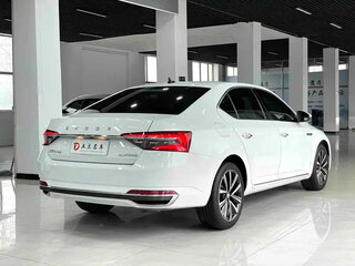 2023 Skoda Superb III Рестайлинг, белый, 1780000 рублей, вид 4