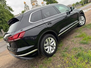 2022 Volkswagen Touareg III, чёрный, 5750000 рублей, вид 4