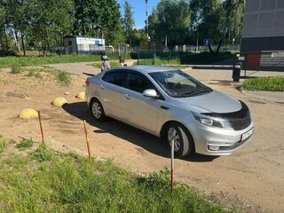 2015 Kia Rio III Рестайлинг, серебристый, 988888 рублей, вид 4