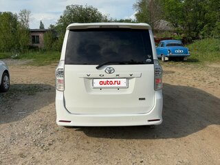 2010 Toyota Voxy II (R70) Рестайлинг, белый, 1299000 рублей, вид 4