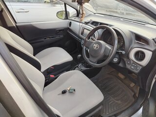 2011 Toyota Vitz III (XP130), серый, 620000 рублей, вид 4