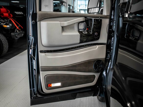 2024 GMC Savana I Рестайлинг, чёрный, 14999999 рублей - вид 12