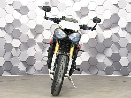 2016 Triumph Speed Triple, белый, 499000 рублей, вид 5