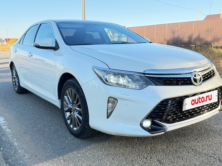 2017 Toyota Camry VII (XV50) Рестайлинг, белый, 1640000 рублей, вид 5