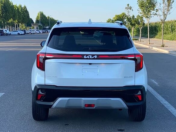 2023 Kia Seltos I Рестайлинг, белый, 1733000 рублей - вид 4