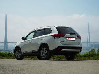 2015 Mitsubishi Outlander III Рестайлинг 2, белый, 1300000 рублей, вид 2