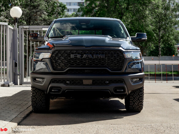 2025 Ram 1500 Crew Cab V Рестайлинг, синий, 9290000 рублей - вид 1