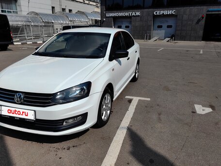 2018 Volkswagen Polo V Рестайлинг, белый, 860000 рублей, вид 1