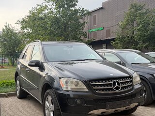 2005 Mercedes-Benz M-Класс 500 II (W164), чёрный, 884000 рублей, вид 2
