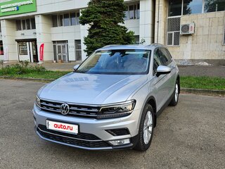 2017 Volkswagen Tiguan II, серебристый, 2490000 рублей, вид 1