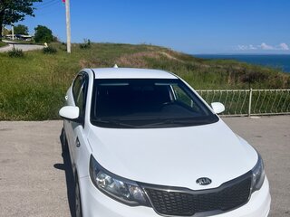2017 Kia Rio III Рестайлинг, белый, 1200000 рублей, вид 3