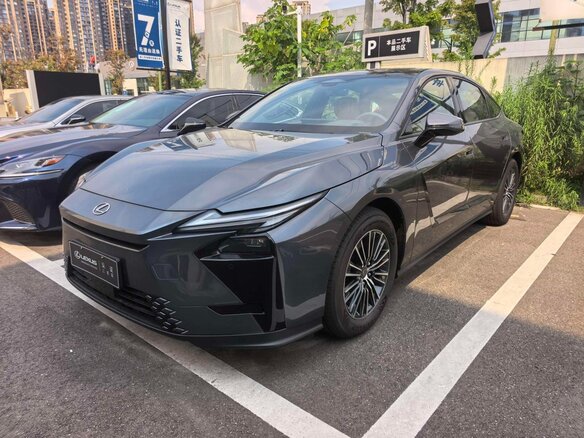 2026 Lexus ES 300h VIII, серый, 7499666 рублей