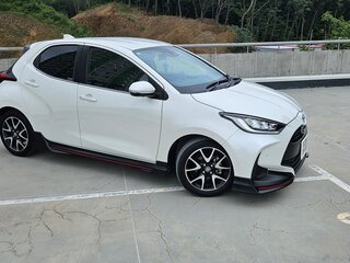 2020 Toyota Yaris IV, белый, 1410000 рублей, вид 3