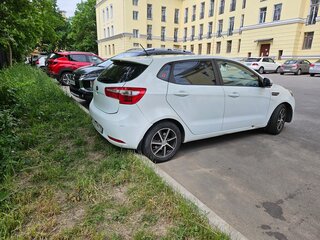 2014 Kia Rio 6-speed III, белый, 650000 рублей, вид 4