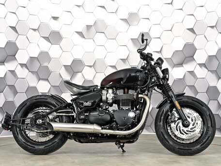 2024 Triumph Bonneville Bobber, красный, 1500000 рублей, вид 3