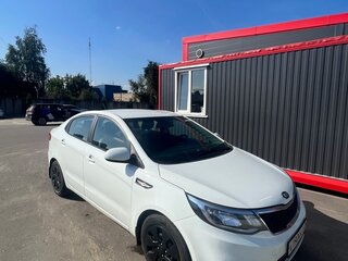 2017 Kia Rio III Рестайлинг, белый, 600000 рублей, вид 3