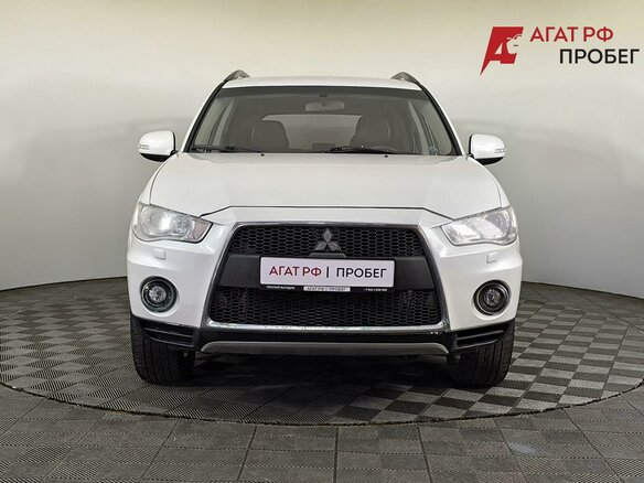 2011 Mitsubishi Outlander II Рестайлинг, белый - вид 1