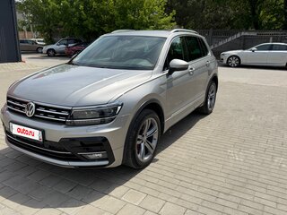 2018 Volkswagen Tiguan II, серебристый, 3490000 рублей, вид 1