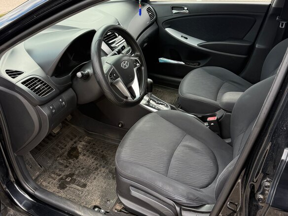 2011 Hyundai Solaris I, чёрный, 700000 рублей - вид 4