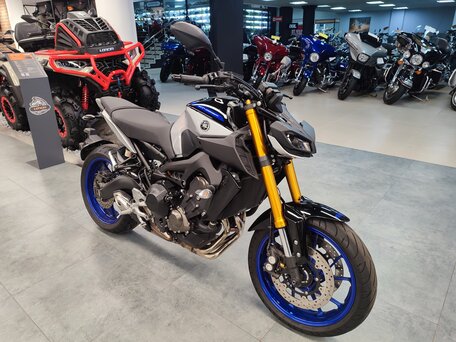 2019 Yamaha MT-09 (FZ-09), серый, 949500 рублей, вид 4