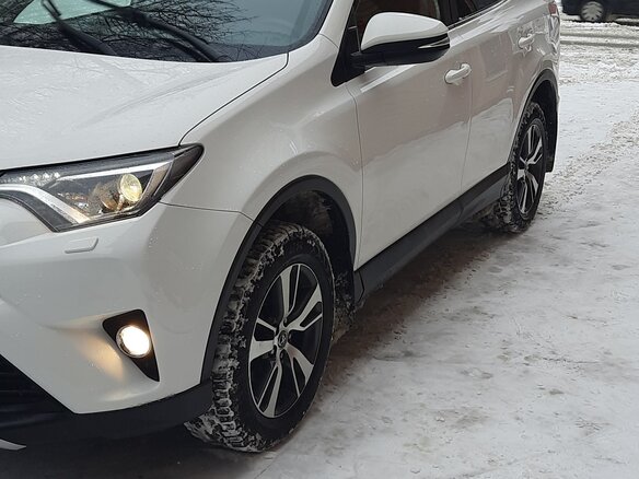 2017 Toyota RAV4 IV (XA40) Рестайлинг, белый, 2550000 рублей