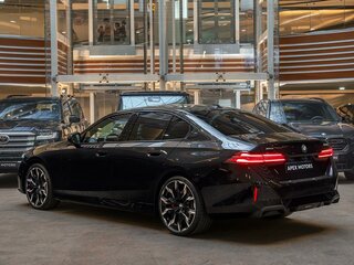 2026 BMW 5 серии 540d xDrive VIII (G60/G61/G68), чёрный, 13590000 рублей, вид 4