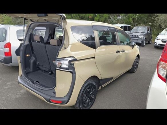 2020 Toyota Sienta II Рестайлинг, бежевый, 1500000 рублей - вид 23