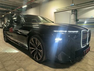 2026 BMW 7 серии 740 xDrive VII (G70) Рестайлинг, чёрный, 27890000 рублей, вид 3