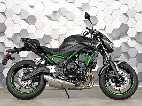 2025 Kawasaki Z 650, серый, 977000 рублей, вид 3