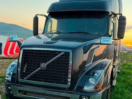 2004 Volvo VNL, чёрный, 4300000 рублей, вид 1