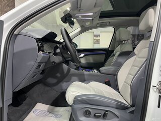 2025 Volkswagen Touareg III Рестайлинг, белый, 10478000 рублей, вид 5